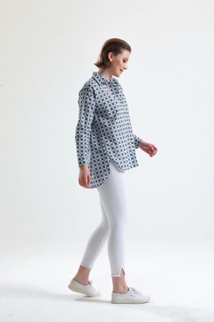 Ένα μοντέλο χονδρικής πώλησης ρούχων φοράει GRF10091 - Shirt - Oversize, τούρκικο Πουκάμισο χονδρικής πώλησης από Gravel Fashion