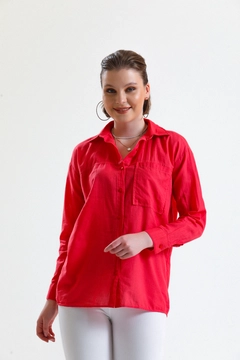 Una modella di abbigliamento all'ingrosso indossa GRF10092 - Shirt Comfort Fit, vendita all'ingrosso turca di Camicia di Gravel Fashion