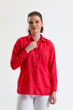 Una modelo de ropa al por mayor lleva GRF10092 - Shirt Comfort Fit, Camisa turco al por mayor de Gravel Fashion