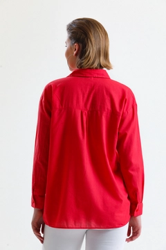 Bir model, Gravel Fashion toptan giyim markasının GRF10092 - Shirt Comfort Fit toptan Gömlek ürününü sergiliyor.