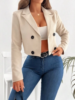 Ένα μοντέλο χονδρικής πώλησης ρούχων φοράει GRF10093 - Crop - Jacket, τούρκικο Μπουφάν χονδρικής πώλησης από Gravel Fashion