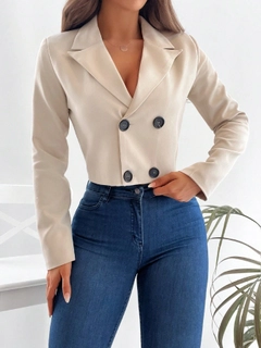 Bir model, Gravel Fashion toptan giyim markasının GRF10093 - Crop - Jacket toptan Ceket ürününü sergiliyor.
