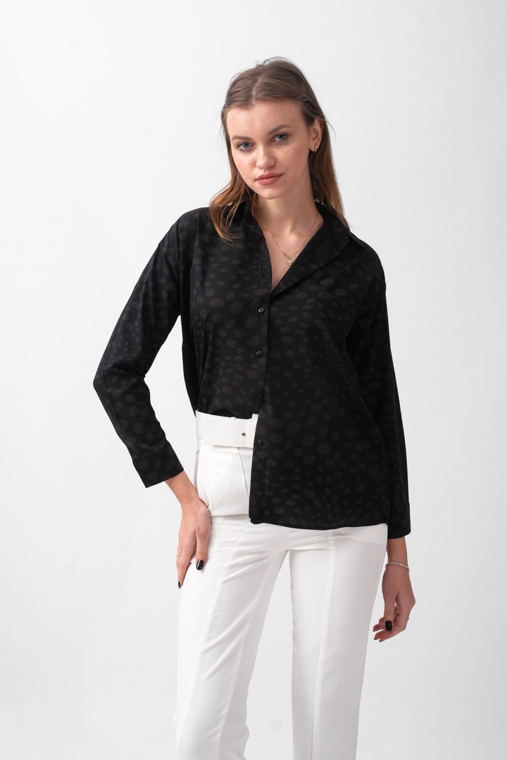 Bir model, Gravel Fashion toptan giyim markasının GRF10022 - Shirt - Satin toptan Gömlek ürününü sergiliyor.
