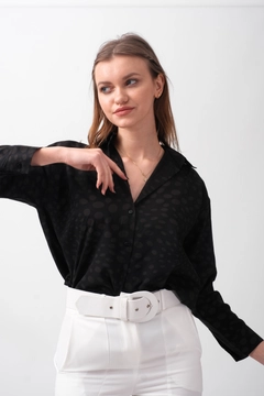 Bir model, Gravel Fashion toptan giyim markasının GRF10022 - Shirt - Satin toptan Gömlek ürününü sergiliyor.