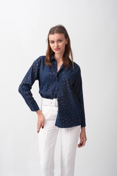Ένα μοντέλο χονδρικής πώλησης ρούχων φοράει GRF10023 - Shirt - Satin, τούρκικο Πουκάμισο χονδρικής πώλησης από Gravel Fashion