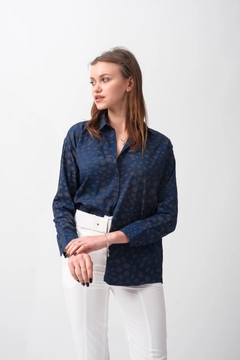 Ένα μοντέλο χονδρικής πώλησης ρούχων φοράει GRF10023 - Shirt - Satin, τούρκικο Πουκάμισο χονδρικής πώλησης από Gravel Fashion