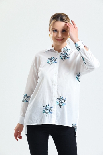 Bir model, Gravel Fashion toptan giyim markasının  Gömlek - Komple Nakışlı
 toptan Gömlek ürününü sergiliyor.