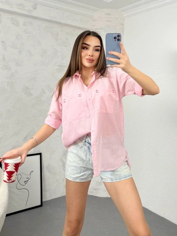 Bir model, Gravel Fashion toptan giyim markasının  Bayan Oversize Çift Cep Ponteriz Detaylı
 toptan Gömlek ürününü sergiliyor.