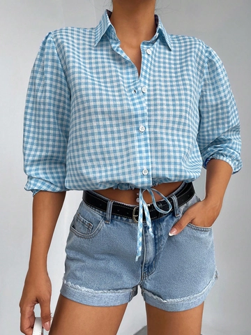 Bir model, Gravel Fashion toptan giyim markasının  Önü Bağlamalı Kolu Lastik Detayli Bluz Gömleğimiz
 toptan Crop Top ürününü sergiliyor.