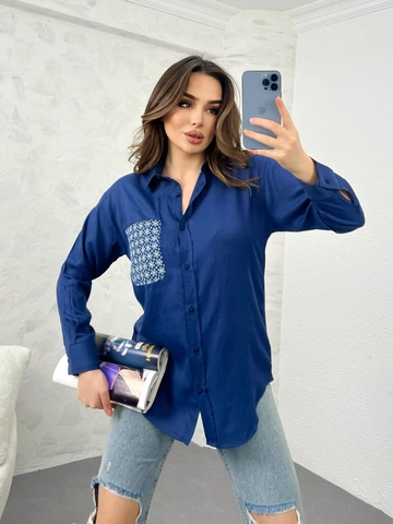 Bir model, Gravel Fashion toptan giyim markasının  Bayan Cep Dantel Baskılı
 toptan Gömlek ürününü sergiliyor.