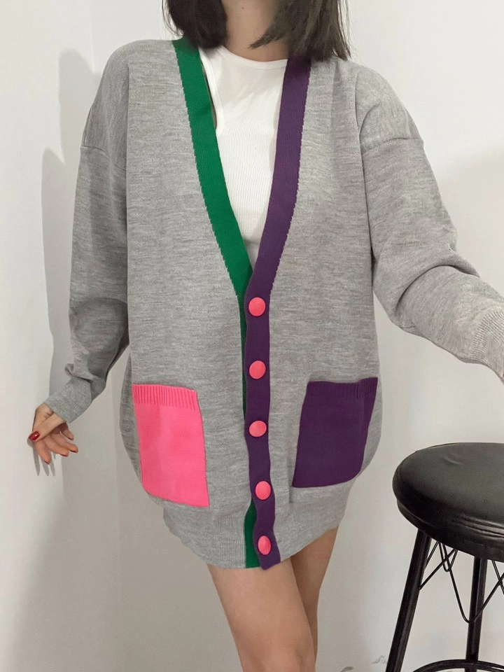 Una modella di abbigliamento all'ingrosso indossa 40244 - Colorful Pocket Cardigan, vendita all'ingrosso turca di Cardigan di Helios