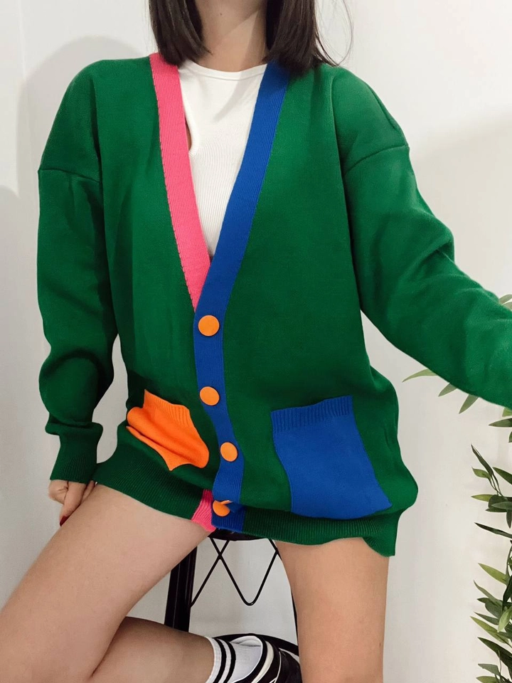 Bir model, Helios toptan giyim markasının 40245 - Colorful Pocket Cardigan toptan Hırka ürününü sergiliyor.