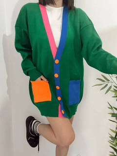 Bir model, Helios toptan giyim markasının 40245 - Colorful Pocket Cardigan toptan Hırka ürününü sergiliyor.