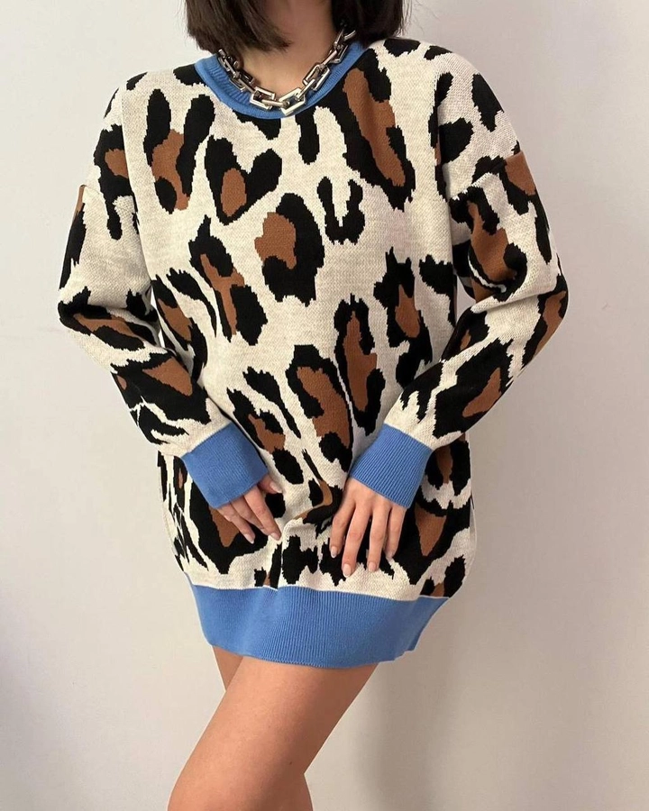 Модел на дрехи на едро носи 40247 - Leopard Pattern Sweater, турски едро пуловер на Helios