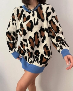 Bir model, Helios toptan giyim markasının 40247 - Leopard Pattern Sweater toptan Kazak ürününü sergiliyor.
