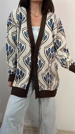 Bir model, Helios toptan giyim markasının 40249 - Floral Jacquard Cardigan toptan Hırka ürününü sergiliyor.