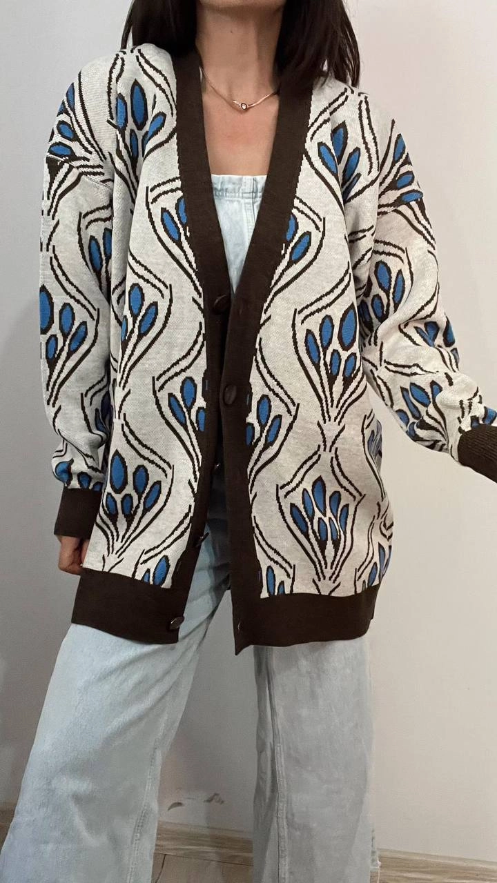 Een kledingmodel uit de groothandel draagt 40249 - Floral Jacquard Cardigan, Turkse groothandel Vest van Helios