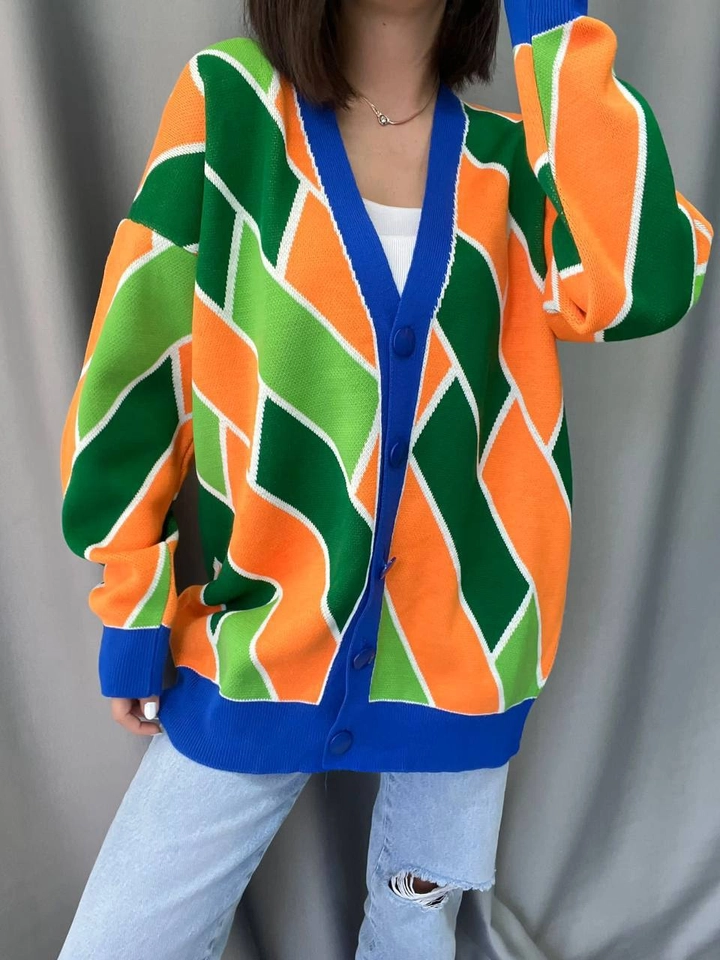 Bir model, Helios toptan giyim markasının 40251 - Ethnic Pattern Colored Cardigan toptan Hırka ürününü sergiliyor.