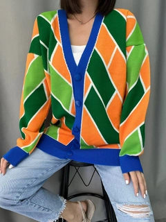 Bir model, Helios toptan giyim markasının 40251 - Ethnic Pattern Colored Cardigan toptan Hırka ürününü sergiliyor.