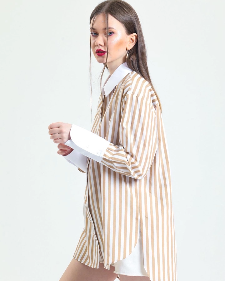 Ein Bekleidungsmodell aus dem Großhandel trägt 43864 - Striped Wide Cuff Long Shirt, türkischer Großhandel Hemd von Helios
