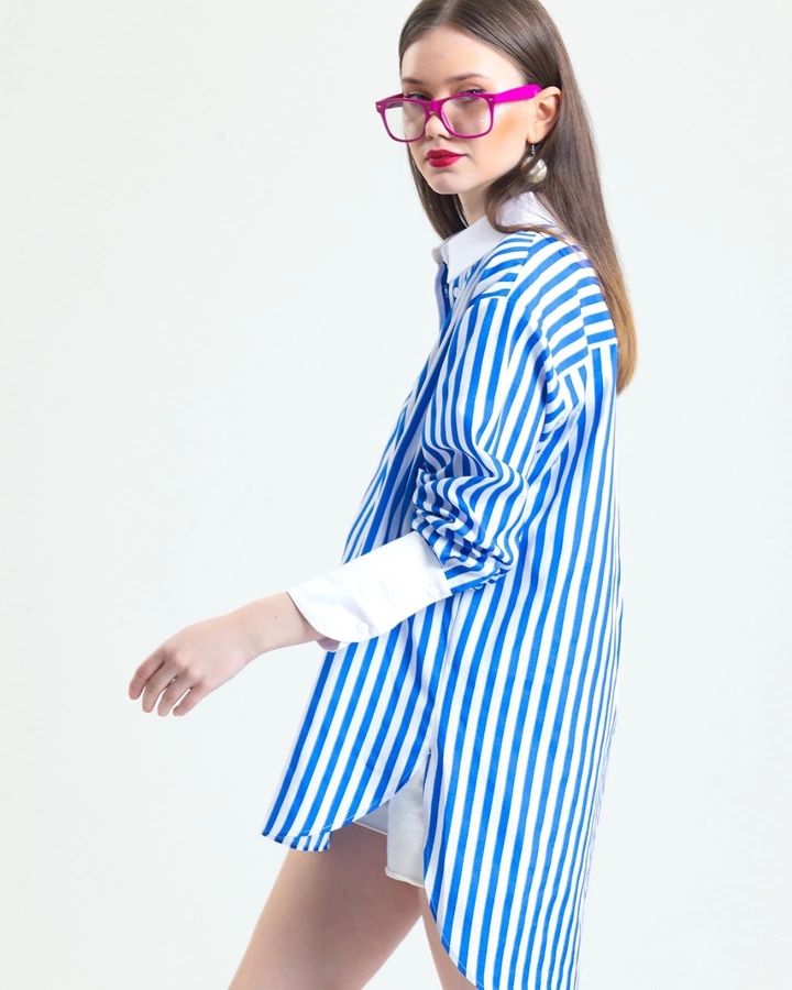 Ein Bekleidungsmodell aus dem Großhandel trägt 43867 - Striped Wide Cuff Long Shirt, türkischer Großhandel Hemd von Helios