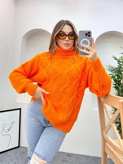 Bir model, Helios toptan giyim markasının 28102 - Sweater - Orange toptan Kazak ürününü sergiliyor.