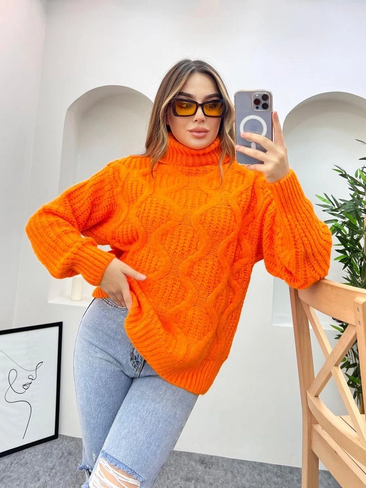 Een kledingmodel uit de groothandel draagt 28102 - Sweater - Orange, Turkse groothandel Trui van Helios
