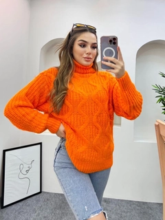 Una modella di abbigliamento all'ingrosso indossa 28102 - Sweater - Orange, vendita all'ingrosso turca di Maglione di Helios