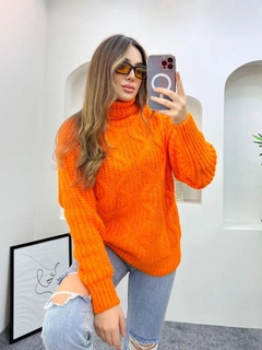 Ein Bekleidungsmodell aus dem Großhandel trägt 28102 - Sweater - Orange, türkischer Großhandel Pullover von Helios