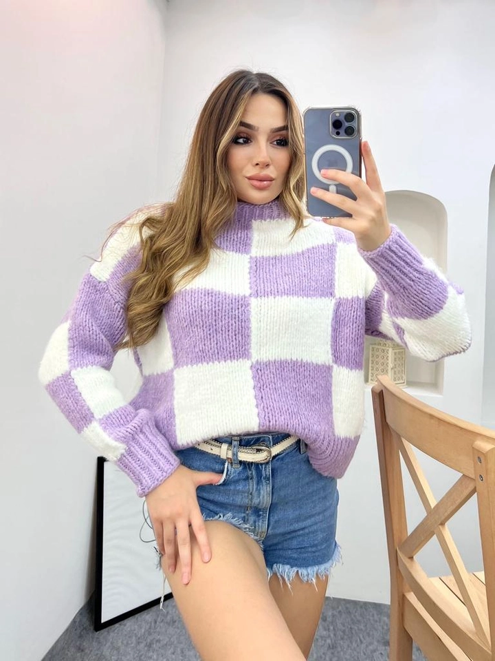 Bir model, Helios toptan giyim markasının 28105 - Sweater - Lilac toptan Kazak ürününü sergiliyor.