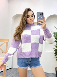 Una modella di abbigliamento all'ingrosso indossa 28105 - Sweater - Lilac, vendita all'ingrosso turca di Maglione di Helios