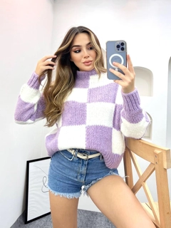 Ein Bekleidungsmodell aus dem Großhandel trägt 28105 - Sweater - Lilac, türkischer Großhandel Pullover von Helios