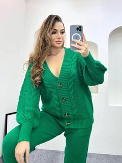 Ένα μοντέλο χονδρικής πώλησης ρούχων φοράει 31084 - Tracksuit - Green, τούρκικο Αθλητική φόρμα χονδρικής πώλησης από Helios