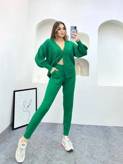 Una modella di abbigliamento all'ingrosso indossa 31084 - Tracksuit - Green, vendita all'ingrosso turca di Tuta di Helios
