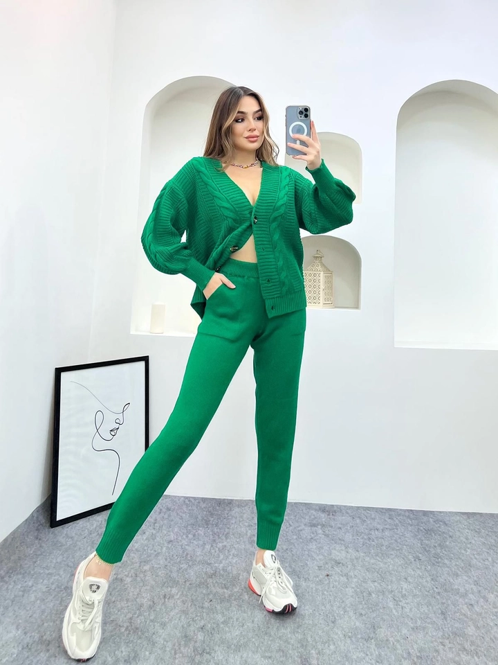 Ένα μοντέλο χονδρικής πώλησης ρούχων φοράει 31084 - Tracksuit - Green, τούρκικο Αθλητική φόρμα χονδρικής πώλησης από Helios