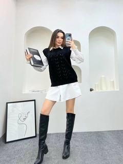 Una modella di abbigliamento all'ingrosso indossa HEL10004 - Shirt Sweater Set, vendita all'ingrosso turca di Camicia di Helios