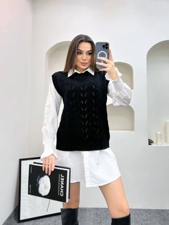 Een kledingmodel uit de groothandel draagt HEL10004 - Shirt Sweater Set, Turkse groothandel Shirt van Helios