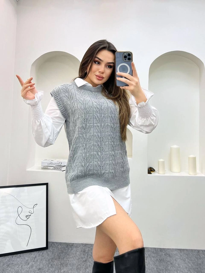 Una modella di abbigliamento all'ingrosso indossa HEL10005 - Shirt Sweater Set, vendita all'ingrosso turca di Camicia di Helios