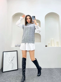 Una modelo de ropa al por mayor lleva HEL10005 - Shirt Sweater Set, Camisa turco al por mayor de Helios