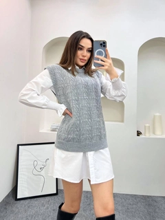 Een kledingmodel uit de groothandel draagt HEL10005 - Shirt Sweater Set, Turkse groothandel Shirt van Helios