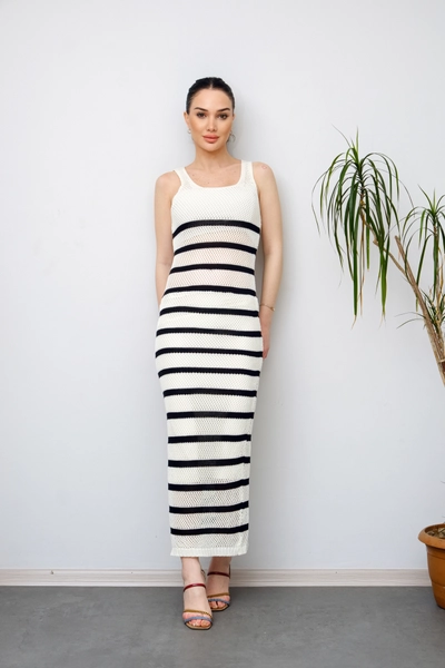 A model wears HEL10074 - Lined Knitwear Dress, wholesale Dress of Helios to display at Lonca