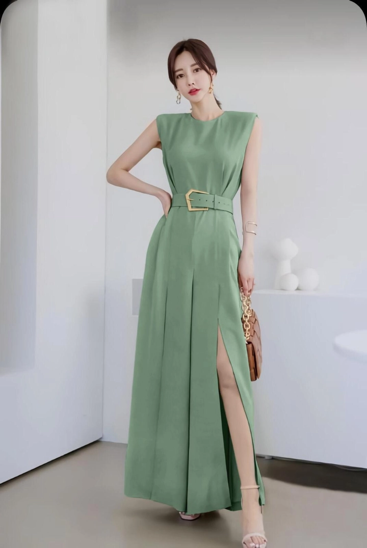 Модел на дрехи на едро носи MJF10003 - Shoulder Wadding Detail Leg Slit Belt Dress, турски едро рокля на My Jest Fashion
