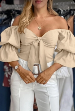 Una modella di abbigliamento all'ingrosso indossa MJF10005 - Poplin Cotton Fabric Chest Tie Detail, vendita all'ingrosso turca di Camicetta di My Jest Fashion
