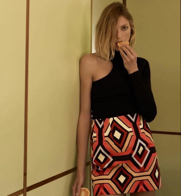 Hurtowa modelka nosi HEL10131 - Printed Mini Skirt, turecka hurtownia Spódnica firmy Helios