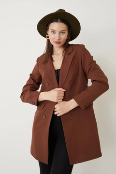 Bir model, Helin Avşar toptan giyim markasının HAV10054 - Double Button Jacket - Brown toptan Ceket ürününü sergiliyor.