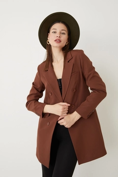 Ein Bekleidungsmodell aus dem Großhandel trägt HAV10054 - Double Button Jacket - Brown, türkischer Großhandel Jacke von Helin Avşar