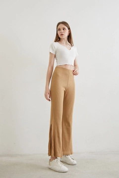Bir model, Helin Avşar toptan giyim markasının HAV10155 - Camisole Slit Pants - Beige toptan Pantolon ürününü sergiliyor.