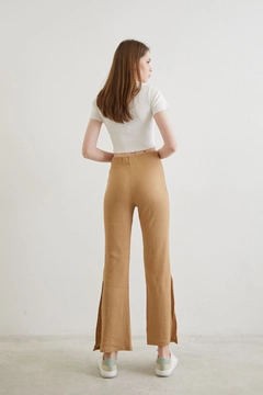 Una modella di abbigliamento all'ingrosso indossa HAV10155 - Camisole Slit Pants - Beige, vendita all'ingrosso turca di Pantaloni di Helin Avşar