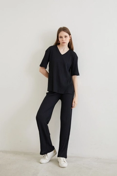 Bir model, Helin Avşar toptan giyim markasının HAV10161 - V-Neck Ribbed Suit - Black toptan Takım ürününü sergiliyor.