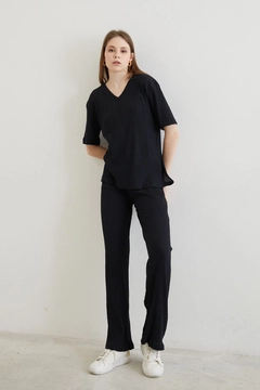 Ένα μοντέλο χονδρικής πώλησης ρούχων φοράει HAV10161 - V-Neck Ribbed Suit - Black, τούρκικο Ταγέρ χονδρικής πώλησης από Helin Avşar